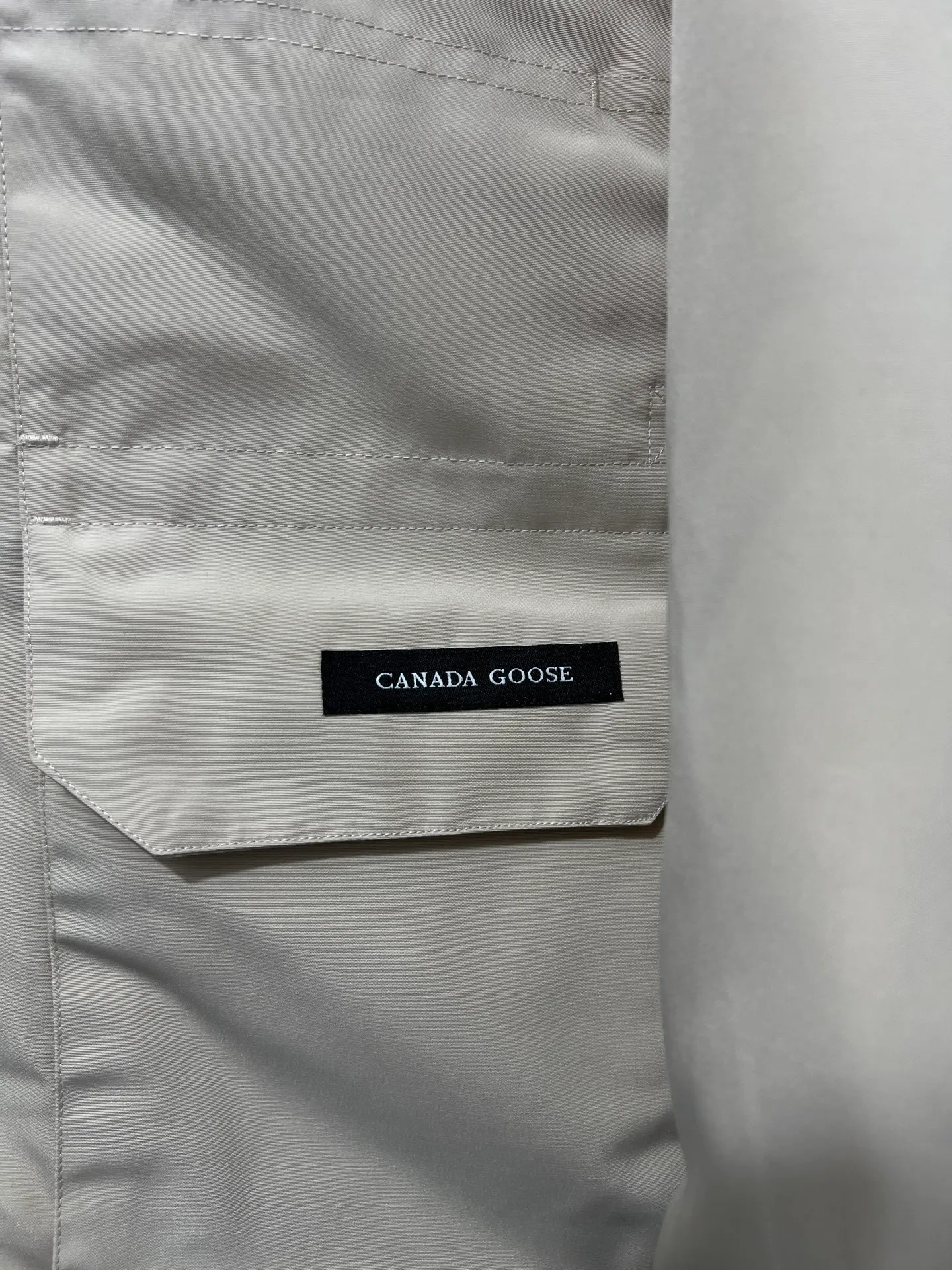 P780 🆕 Top original version, supports chip sensor with handbag 𝗖𝗮𝗻𝗮𝗱𝗮 𝗚𝗼𝘀𝗲 / 🇨🇦 Canada Goose 08 Down Jacket ⚠️ Partners who have been cooperating with us in the past few years know that no matter what is produced outside, our pure genuine trading company ships ❗️ After the test of time, we have received rave reviews. You can compare the market products with us. If you are not satisfied, you can return it at will. You are also welcome to come to ZG to see it and then come to my home to buy‼  1⃣️ The filling is 80% white duck down, with a weight of 500g. Regarding the down content, you can feel it with your hands. Good down has no embarrassment and can be called a walking duvet! 2⃣️ The fabric is made of Feather-Light 10D waterproof coating fabric, which is made of 84.5 polyester fiber and 15.5 cotton. The surface is treated with a special Teflon protective coating produced by DuPont to prevent wind and splash water, and makes the clothing anti-pollution and long-lasting new features! 3⃣️ One-piece seamless cuffs, 13cm official length, all seals are stamped, and all the inner liner is hemmed. The overcoat means sewing all the inner liner once. On the one hand, it is to prevent the velvet from running off, and on the other hand, it can keep the stiffness of the clothes! 4⃣️ Original Yoshida Kogyo Kabushikigaisha zipper, top-grade zinc alloy electroplated zipper with the highest specifications, using precise Japanese craftsmanship, raw materials and management methods. Each zipper can withstand 100,000+ openings and closings 5⃣️ The detachable fur collar is made of top-grade imported wolf fur, which is not comparable to the loose and soft raccoon fur and fake fur on the market. It is a natural Siberian coyote fur collar. The delicate and strong feel is the sense of life that comes from the erosion of wind and frost in nature. 6⃣️ Main logo double-thread 9-needle locking stranded embroidery, electronic digital automatic embroidery, maple leaves with sharp edges. Size: XS-XXL Color: black, off-white, graphite gray, sapphire blue Dark Blue Pink Azure Graphite Gray Black Label Shoulder Width Chest Sleeve Length Clothes Length Recommended Weight kg 67 87 80-90 2XL 58 136 69 89 90-105